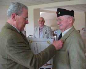 Le général Collignon remet la médaille du RICM à Maurice Travers