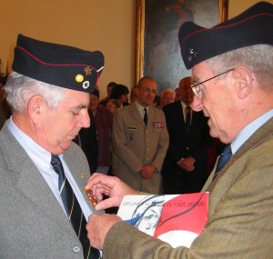 JLPierrat reçoit l'insigne de porte-drapeau du général Collignon