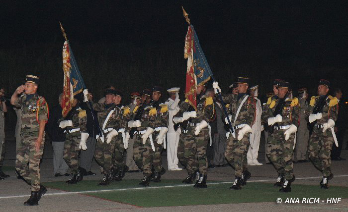 La garde au drapeau lors du défilé de nuit