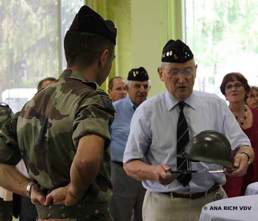Le général Collignon remet LE casque Adrian au colonel Labuze