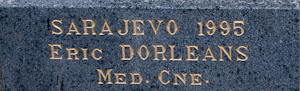 Plaque au nom de Éric Dorléans fixée sur le monument aux Morts