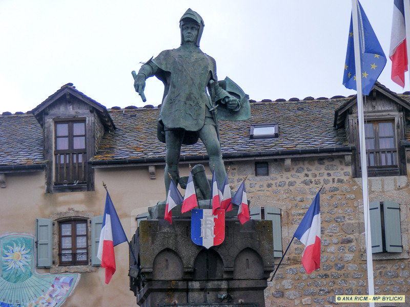 Sur le monument aux Morts, la statue de Bertrand Du Guesclin mort à Châteaneuf-sur-Randon