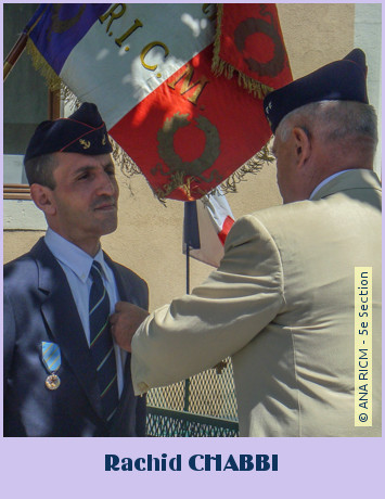 Le général Nichon décore Rachid Chabbi