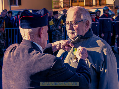 Le colonel Murracciole décore Mr Muller de la Médaille militaire