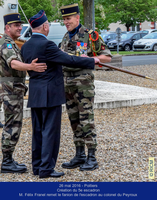 M. Félix Franel remet le fanion du 5e escadron au colonel Etienne du Peyroux, chef de corps