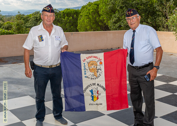 31/08/2022, photo Alain Hénaff, Fréjus, Jean-Pierre Jousset remet un drapeau Épervier du 2e RIMa à Roger Daumas, président de l'amicale de ce régiment