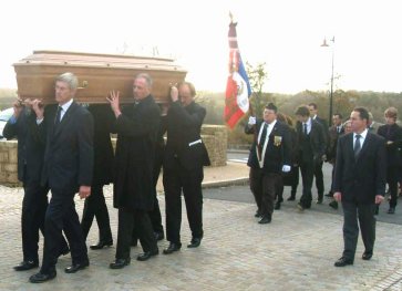 Jean-Yves Hiliquin, le porte-drapeau, suit le cercueil