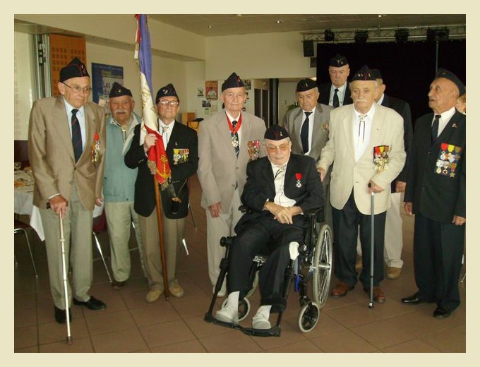 René Sanchez entouré d'Anciens de la 7e Section vient de recevoir la Légion d'Honneur