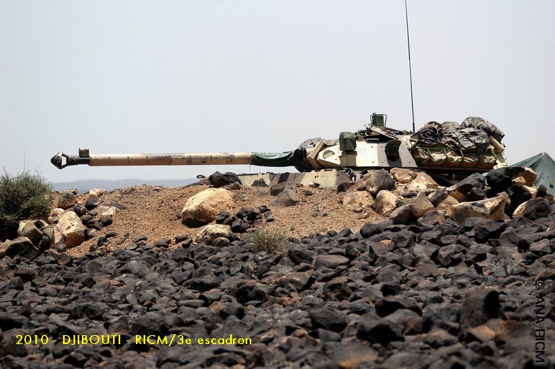 AMX 10RC emboss dont on ne voit que la tourelle derrire les cailloux djiboutien