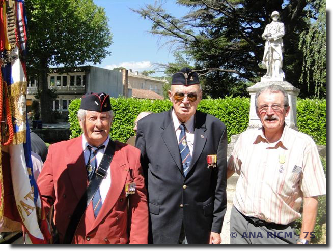 Yves Maurel dcor de la Mdaille militaire avec Walter Vester et Francis Roux, porte-drapeau