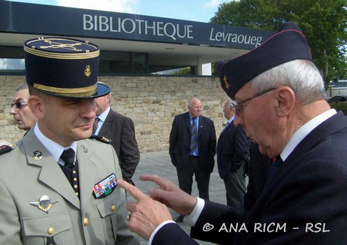 Jean-Yves Mocaer avec le capitaine Milleau représentant le 3e RIMa