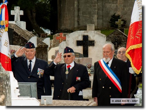 Joseph Féminier, le colonel Arzel et le maire de Caumont-sur-Durance devant la tombe de Maurice Baux