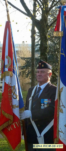 Jean Finore avec le drapeau de la 3e Section
