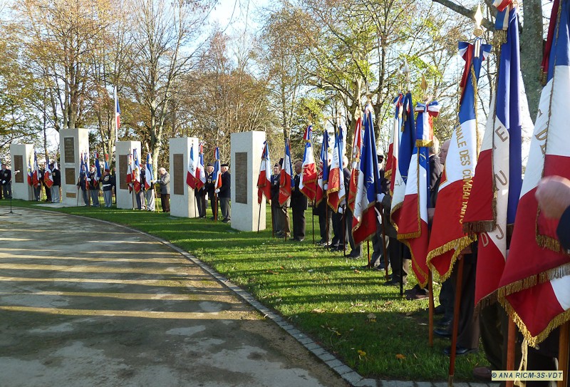 Vannes, les drapeaux à La Garenne
