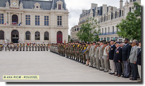 La cérémonie militaire face à l'hôtel de ville de Poitiers