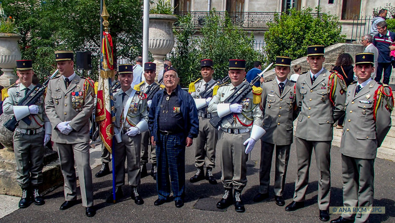 ANA RICM, 8 mai 2018, Béziers, le chef de corps, la garde au drapeau et le doyen de l'ANA RICM M. Roger RÉGIS