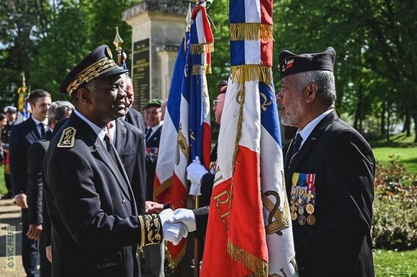 22/04/2022, photo Gérard Roussel : Vannes, le préfet et Matilé, porte-drapeau de la 3e section 
