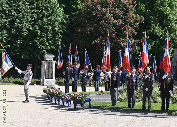 08/05/2022, photo Gérard Roussel : Vannes, 8 mai 2022, les porte-drapeaux 