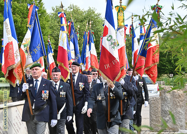 08/06/22, photo Gérard Roussel : Lauzach, arrivée des drapeaux