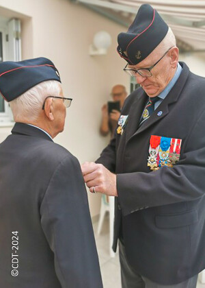 Alain Hénaff remet la médaille du RICM à Hilaire Sanchez-1