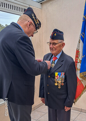 Alain Hénaff remet la médaille du RICM à Hilaire Sanchez-2