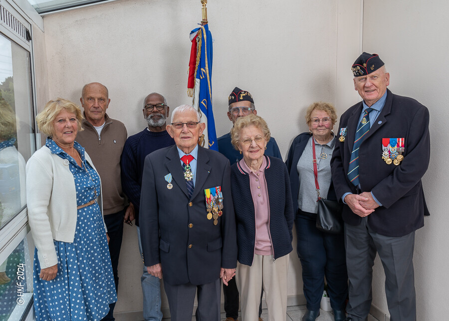 Photo de groupe, bureau de la 3e Section de l'ANA RICM chez M. Hilaire Sanchez à l'occasion de sa remise de la médaille du RICM