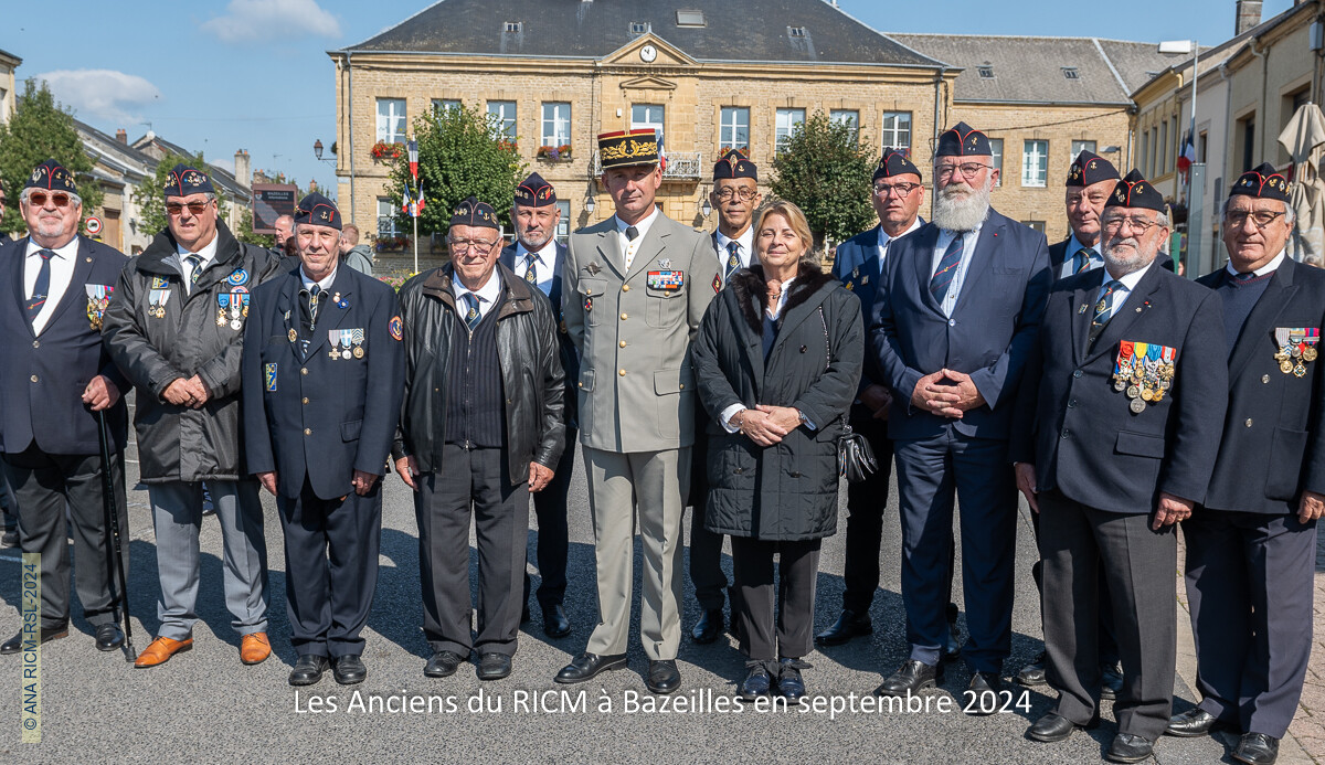 Photo de
              famille des anciens du RICM présents à Bazeilles en septembre
              2024