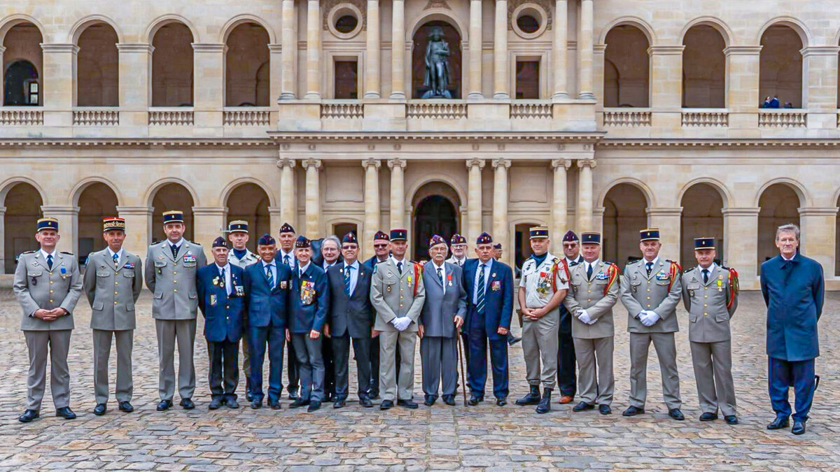 photo de la famille RICM aux Invalides lors de la commémoration Vrbanja