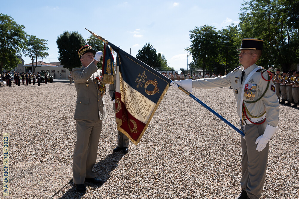 Le général Marc CONRUYT décore le drapeau du RICM