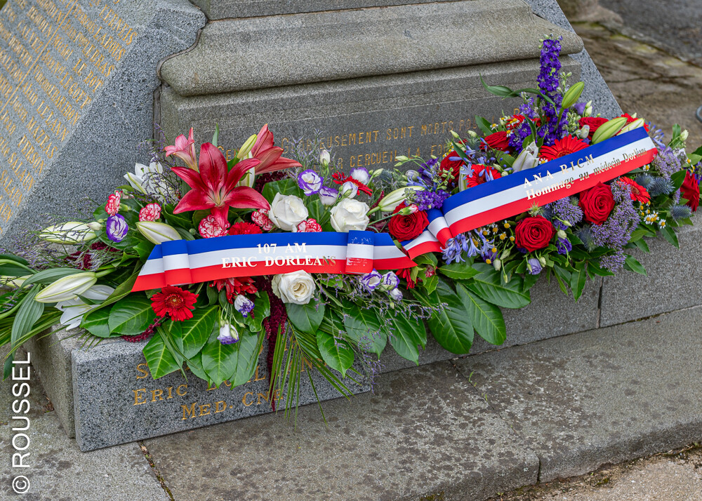 Gerbes au monument aux Morts de Logonna-Daoulas